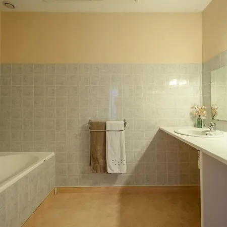 بيت للعطل De Groupe Piscine Interieure La-Gripperie-Saint-Symphorien