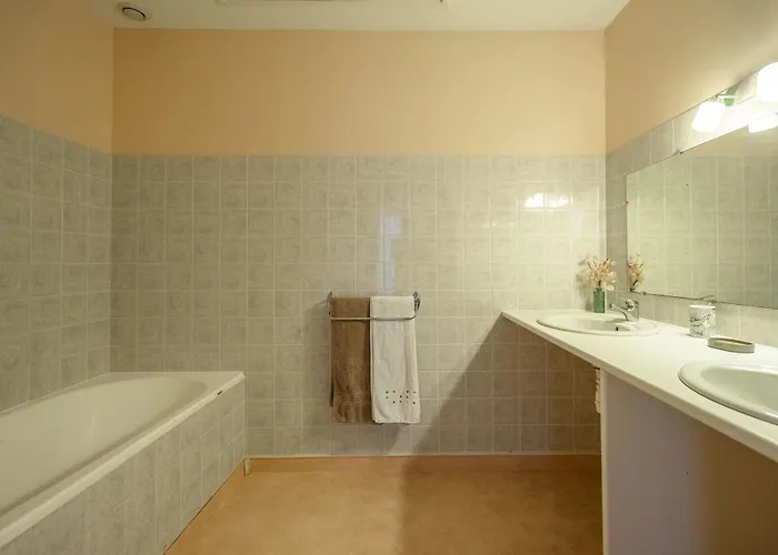 Сasa de vacaciones De Groupe Piscine Intérieure La-Gripperie-Saint-Symphorien